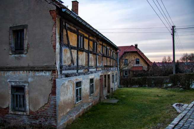 Jak skutecznie rozwiązać spór o dostęp do studzienki kanalizacyjnej na działce sąsiada?